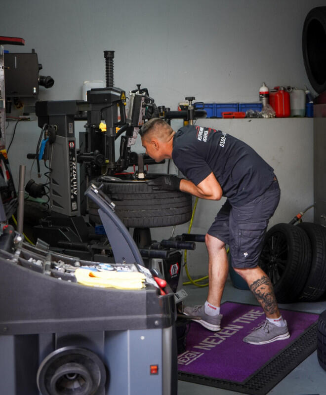Monteur in der Werkstatt Monteur in der Werkstatt